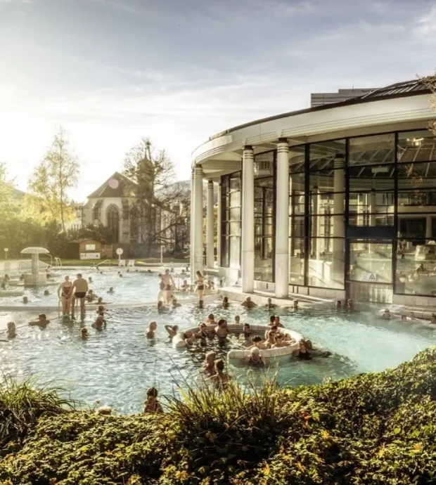 Piscinas exteriores de un centro termal, idea de escapada durante su estancia en el hotel de 3 estrellas cerca de Estrasburgo