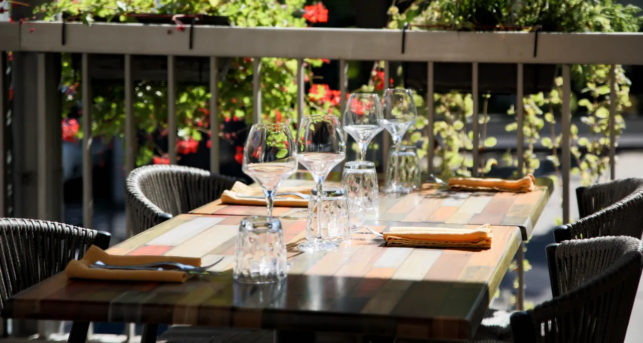 Table dressée sur la terrasse fleurie du restaurant Les Terrasses d'Illkirch, près de Strasbourg