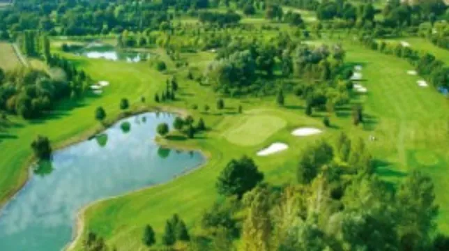 Vue aérienne d'un golf entouré de forêts, au départ des randonnées et pistes cyclables près de Strasbourg