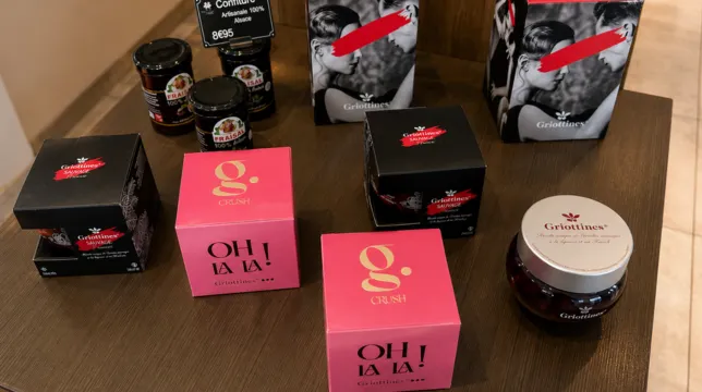 Coffrets de griottines et pots de confiture artisanale d'Alsace en vente à La Belle Choc' près de l'Hôtel d'Alsace