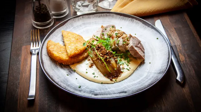 Filet mignon tranché, galettes de pommes de terre et crème onctueuse au restaurant de l'Hôtel d'Alsace