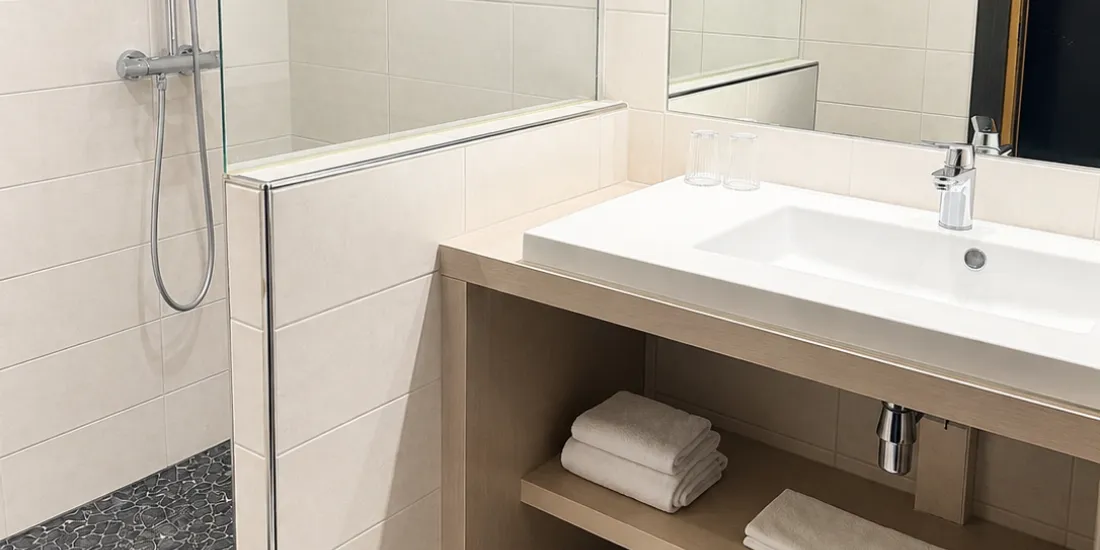 Salle de bain de la Chambre Premium avec douche à l'italienne et miroir grossissant