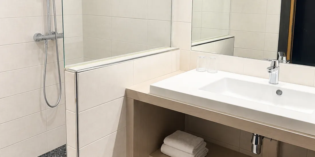 Salle de bain spacieuse avec douche à l'italienne de la Chambre Privilège