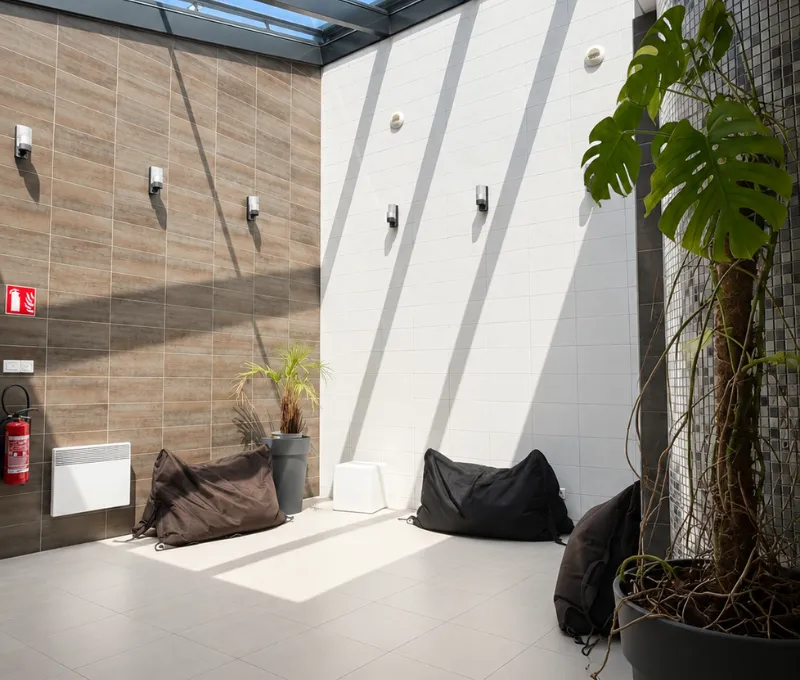 Douche sensorielle aux jeux de lumière dans l'espace bien-être de l'hôtel