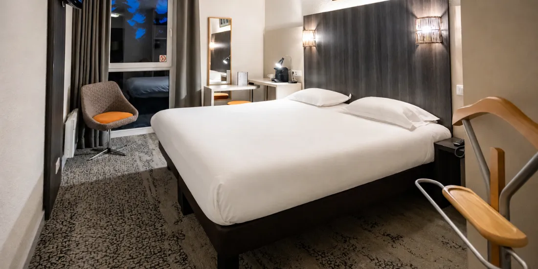 Chambre Confort de l'Hôtel d'Alsace avec lit double, idéale pour un court séjour