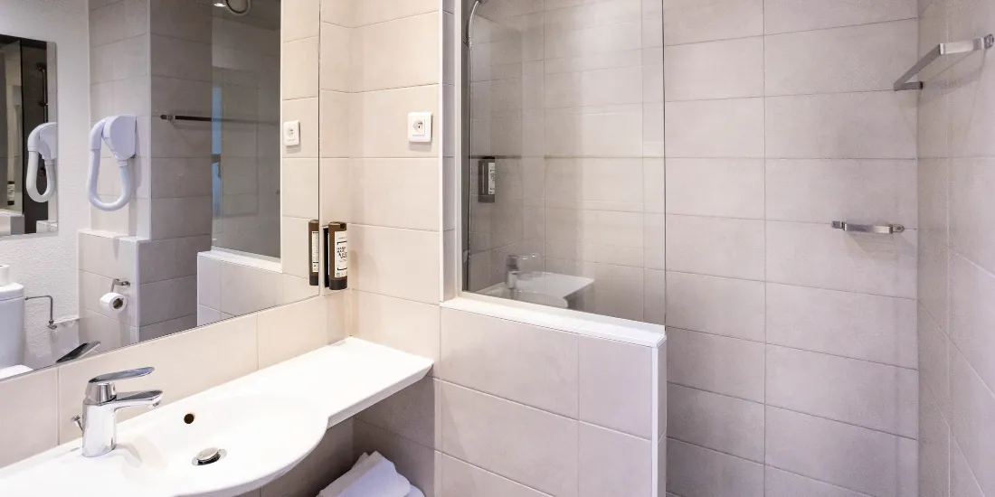 Salle de bain de la Chambre Confort équipée d'une douche à l'italienne
