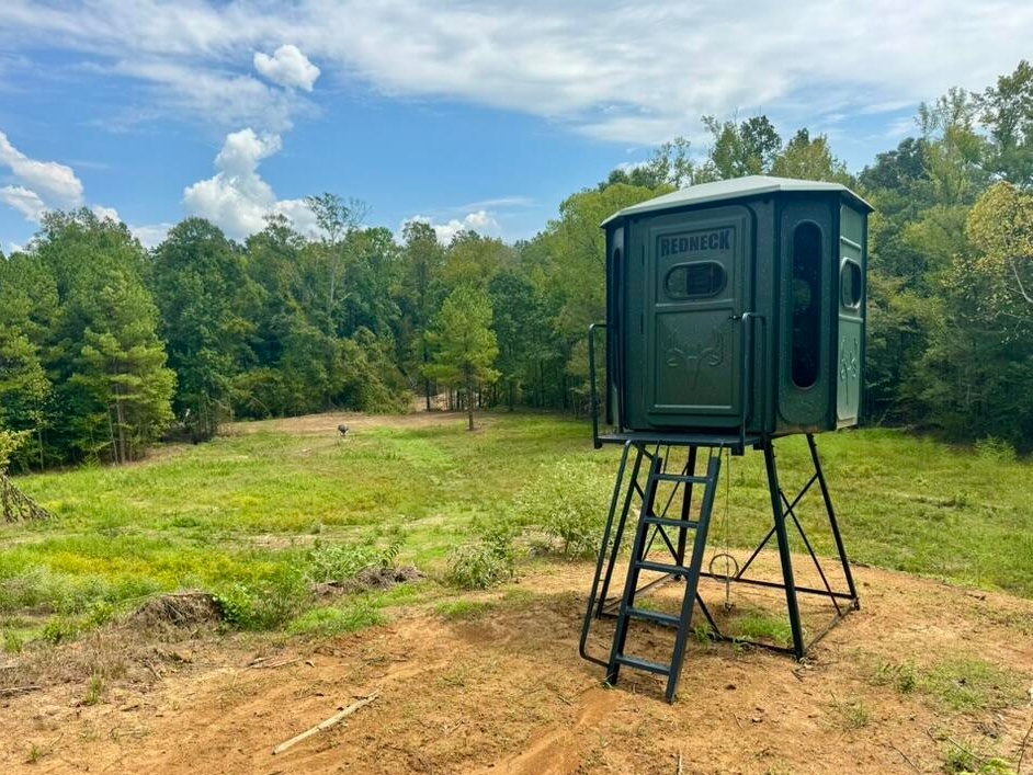 Elevated Deer Blind on large hunting tract in Utica, MS