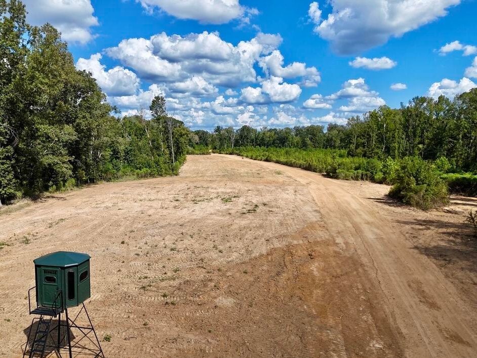 Elevated Deer Blind on large hunting tract in Utica, MS