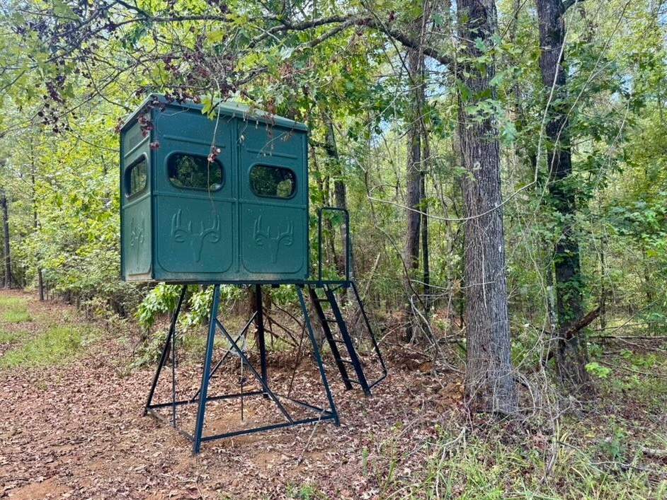 Elevated Deer Blind on large hunting tract in Utica, MS