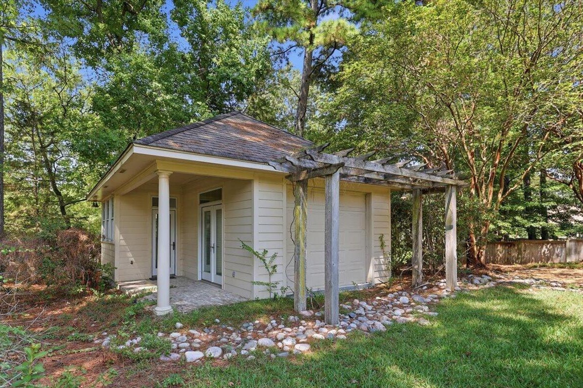 Detached outbuilding with covered porch in the backyard