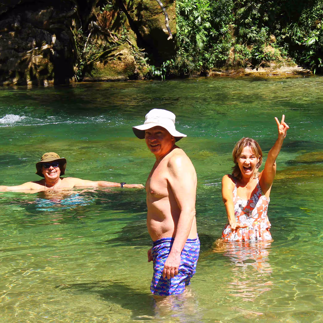 Happy tourists reviews in guatape river