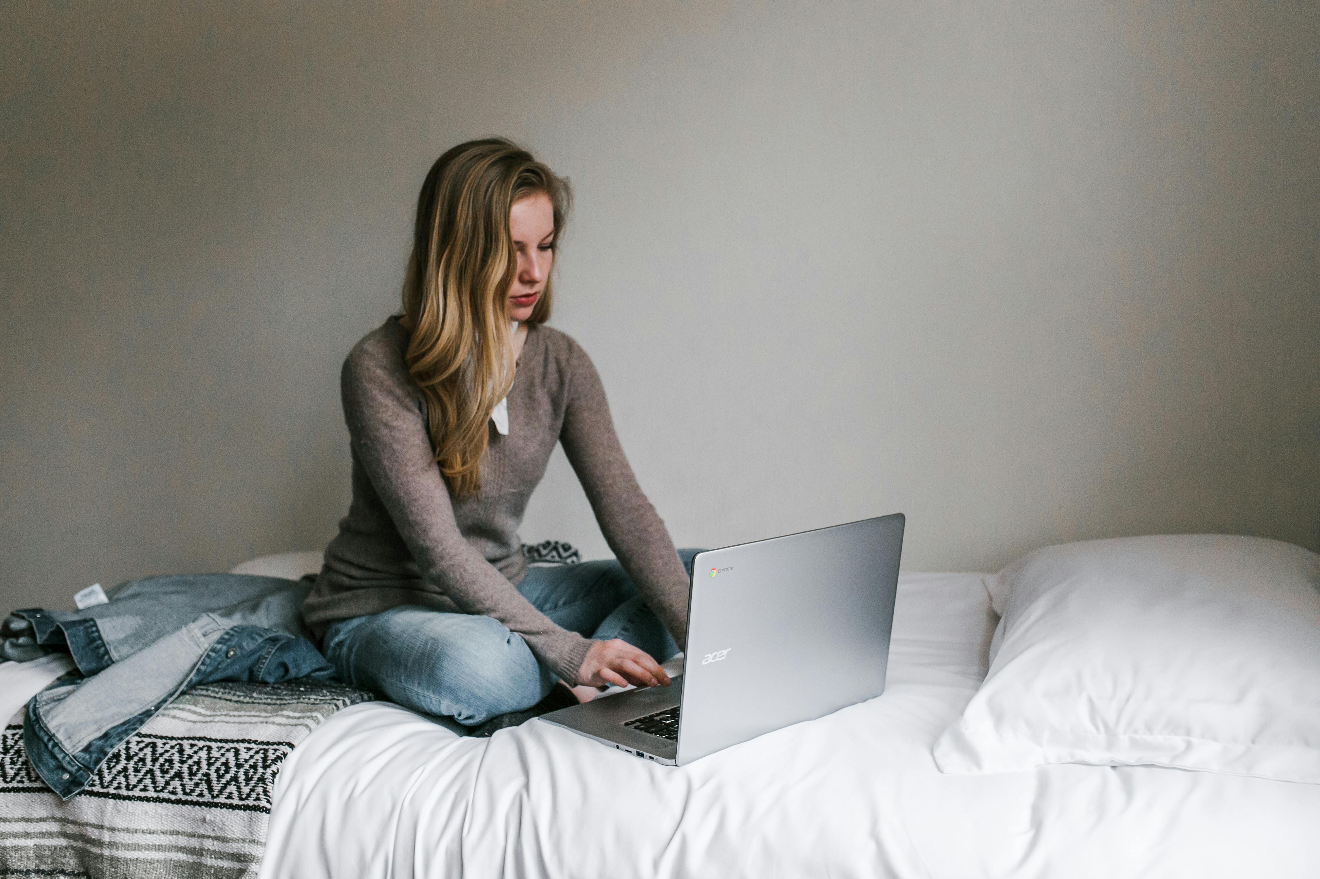 What to say when telling work or school that someone has died: simple scripts and email templates