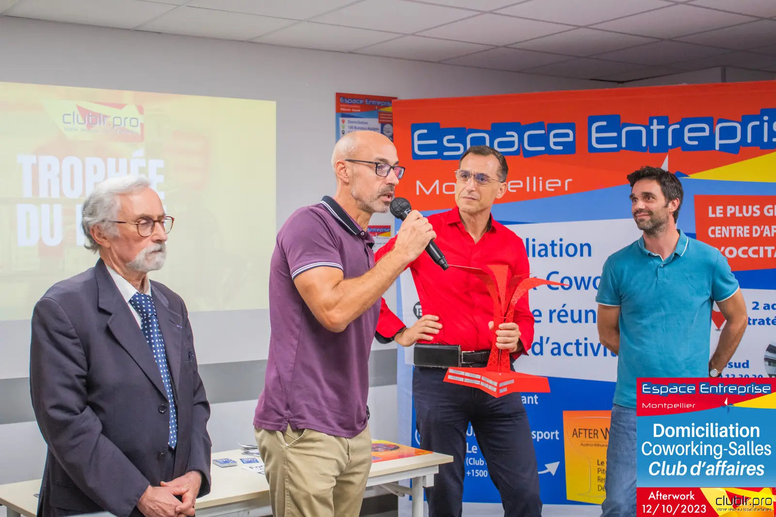 Afterwork Pitch Elevator Club LR octobre 2023 à Montpellier : remise du trophée du pitch devant le fond