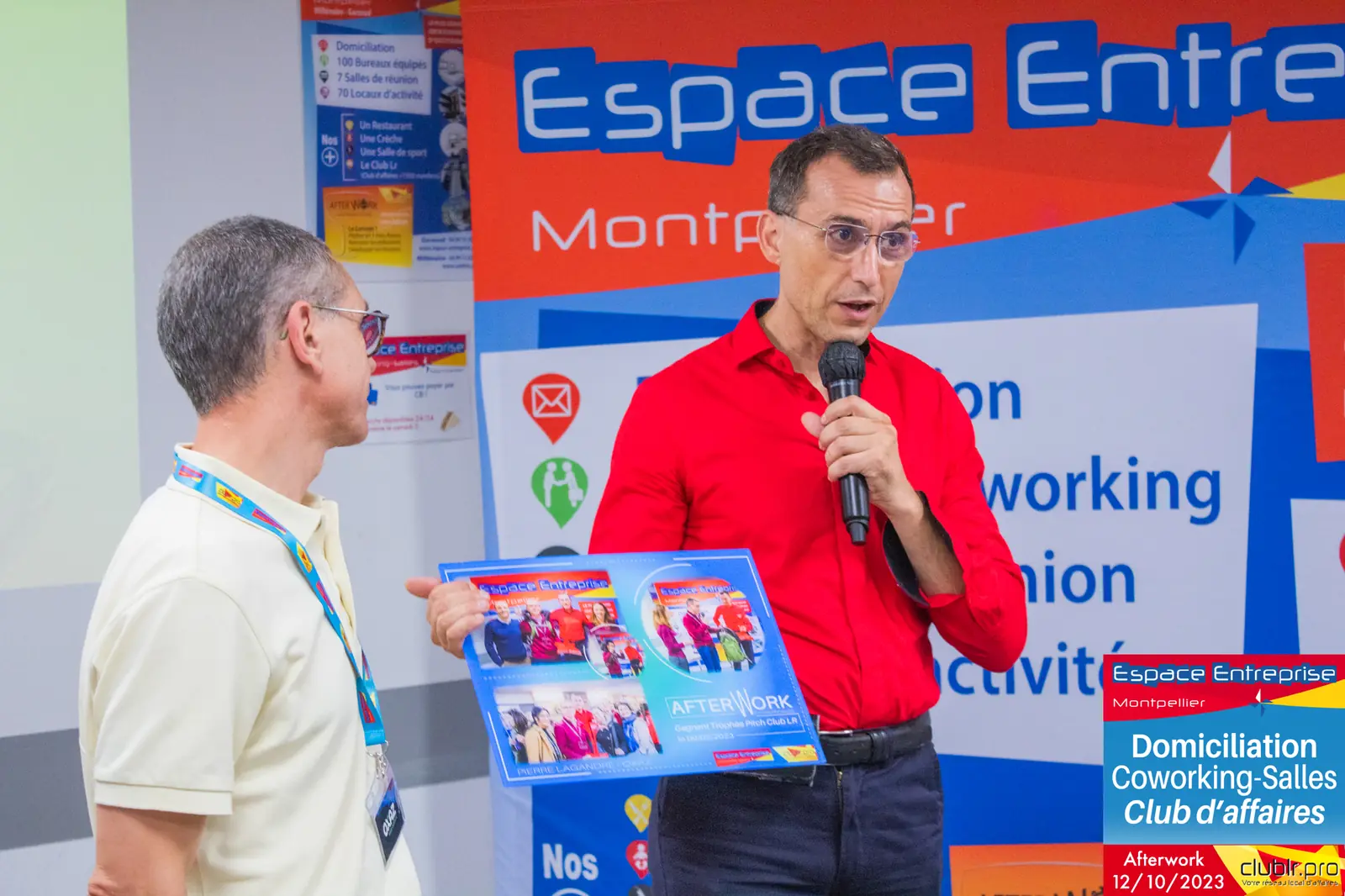 Afterwork Pitch Elevator Club LR octobre 2023 à Montpellier : pitcheur présentant un support imprimé avec l'animateur