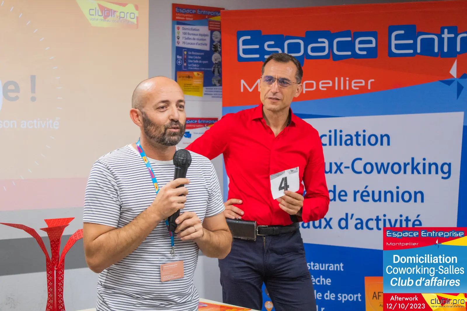 Afterwork Pitch Elevator Club LR octobre 2023 à Montpellier : entrepreneur au micro avec l'animateur devant le fond