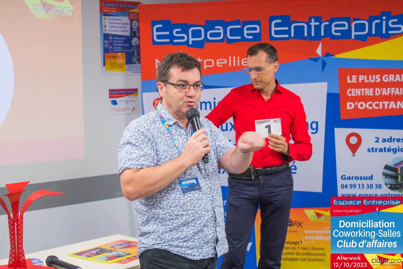 Afterwork Pitch Elevator Club LR octobre 2023 à Montpellier : entrepreneur au micro aux côtés de l'animateur