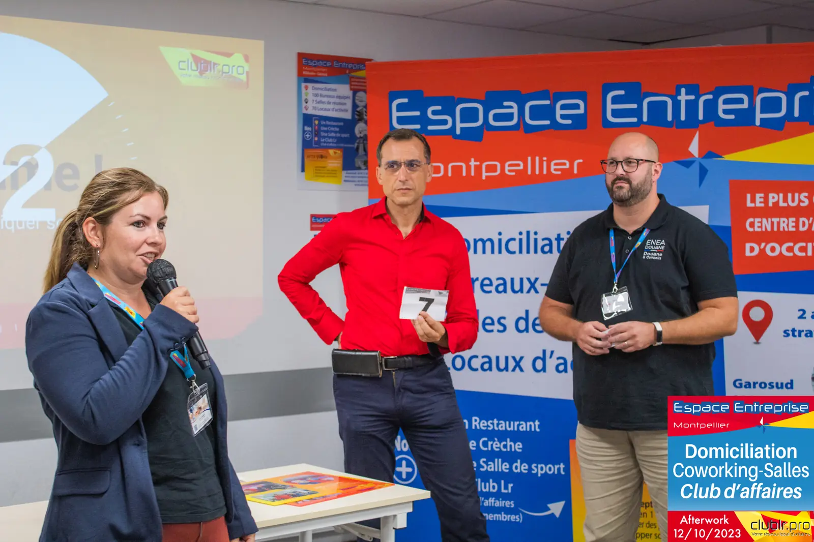 Afterwork Pitch Elevator Club LR octobre 2023 à Montpellier : entrepreneure au micro accompagnée de deux personnes