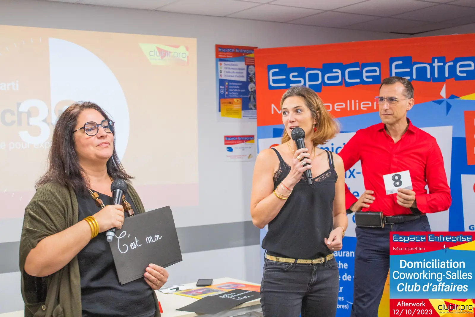 Afterwork Pitch Elevator Club LR octobre 2023 à Montpellier : pitcheuse montrant une ardoise à côté de l'animateur