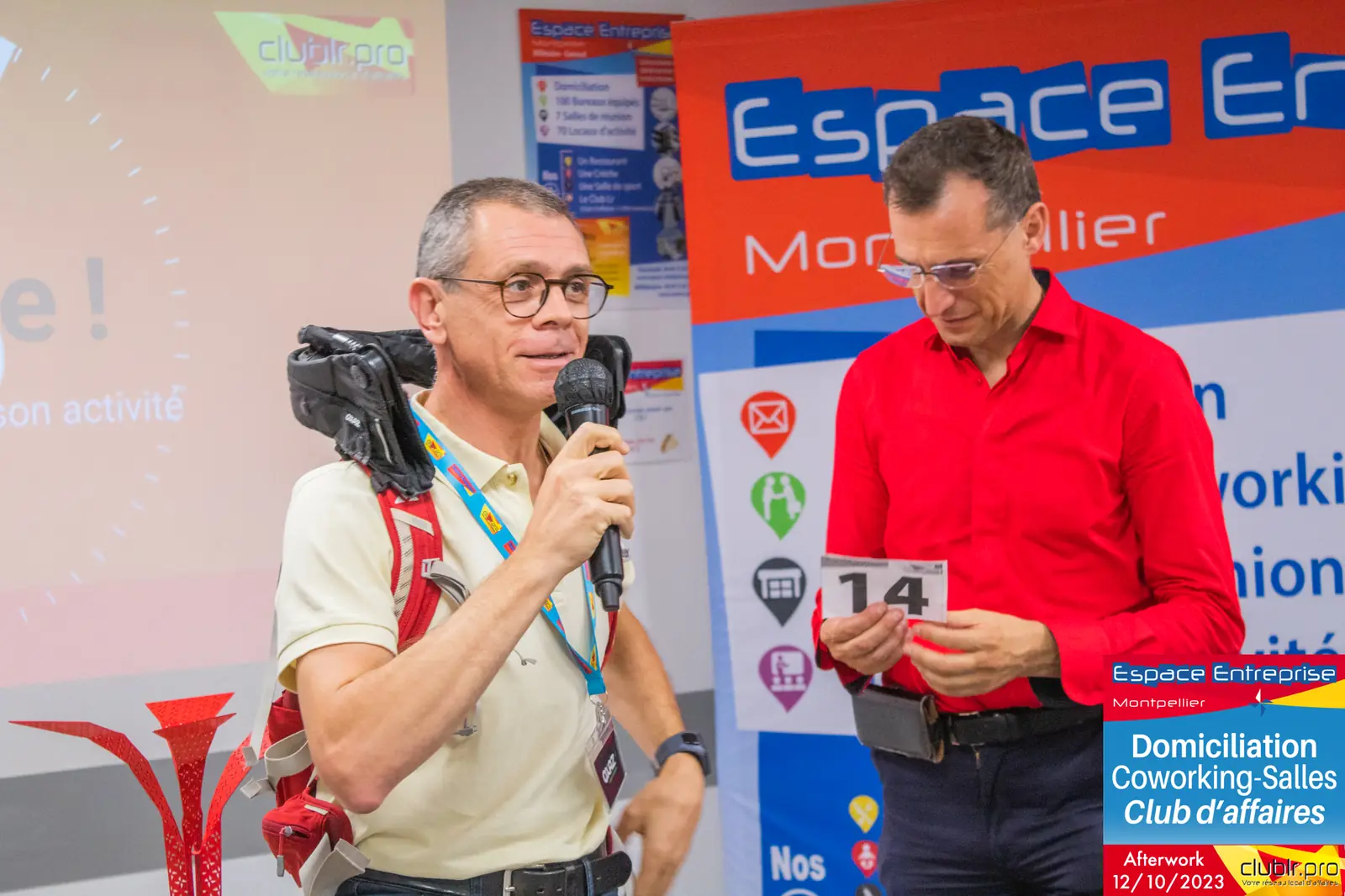 Afterwork Pitch Elevator Club LR octobre 2023 à Montpellier : entrepreneur au micro aux côtés de l'animateur