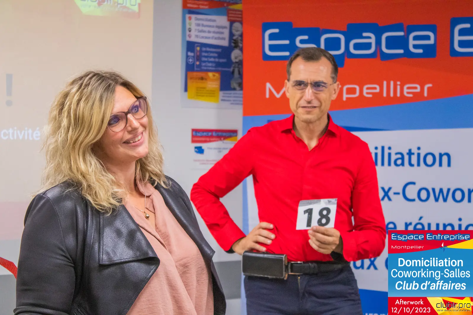 Afterwork Pitch Elevator Club LR octobre 2023 à Montpellier : entrepreneure souriante au micro avec l'animateur