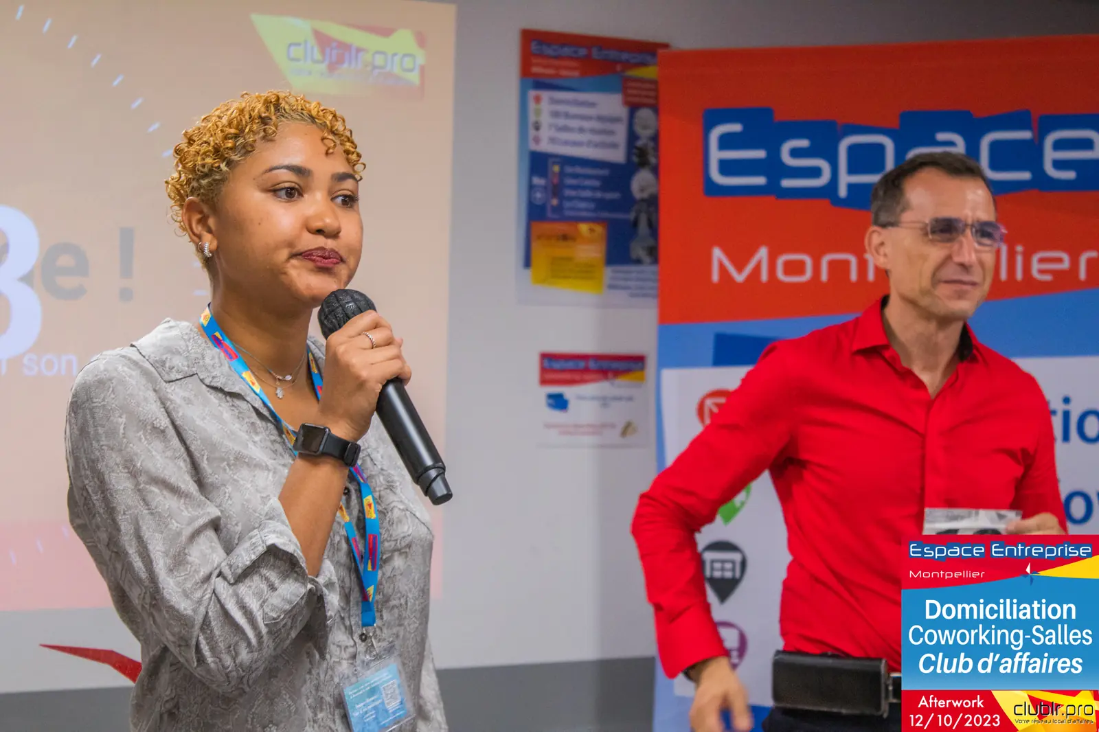 Afterwork Pitch Elevator Club LR octobre 2023 à Montpellier : entrepreneure au micro avec l'animateur devant le fond