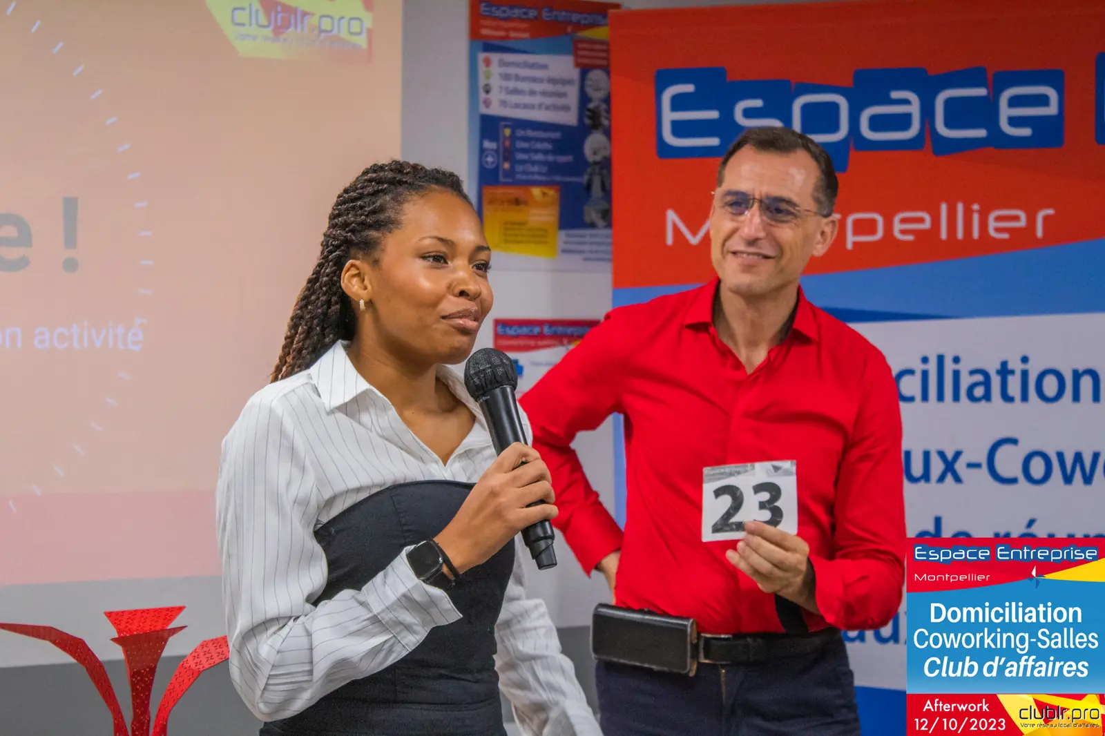 Afterwork Pitch Elevator Club LR octobre 2023 à Montpellier : entrepreneure au micro aux côtés de l'animateur