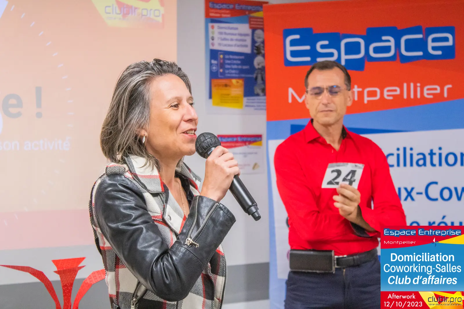 Afterwork Pitch Elevator Club LR octobre 2023 à Montpellier : entrepreneure au micro avec l'animateur devant le fond