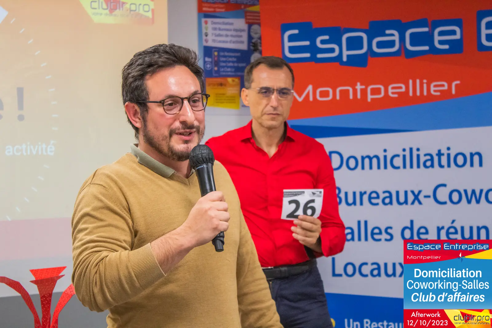 Afterwork Pitch Elevator Club LR octobre 2023 à Montpellier : entrepreneur au micro aux côtés de l'animateur