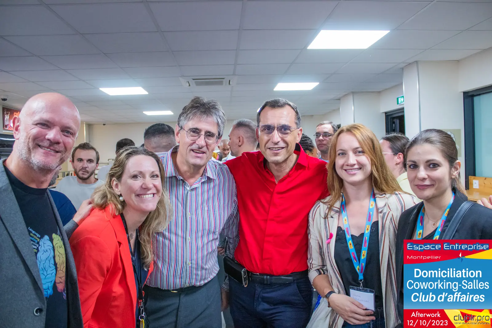 Afterwork Pitch Elevator Club LR octobre 2023 à Montpellier : photo de groupe des participants devant le fond Espace Entreprise