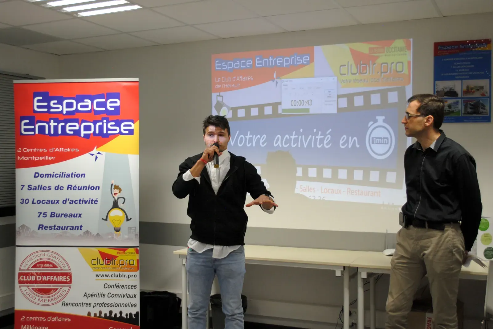 Afterwork Pitch Elevator Club LR janvier 2017 à Montpellier : entrepreneur au micro avec l'animateur pendant son pitch