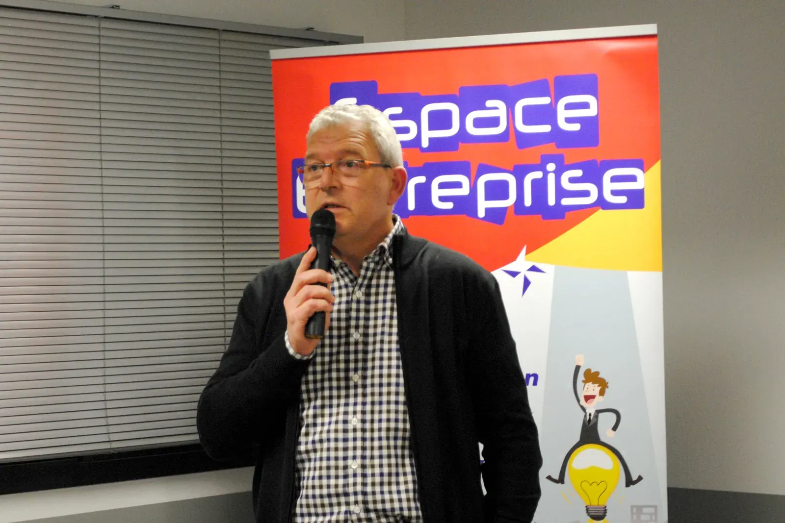Afterwork Pitch Elevator Club LR janvier 2017 à Montpellier : pitcheur au micro devant les participants