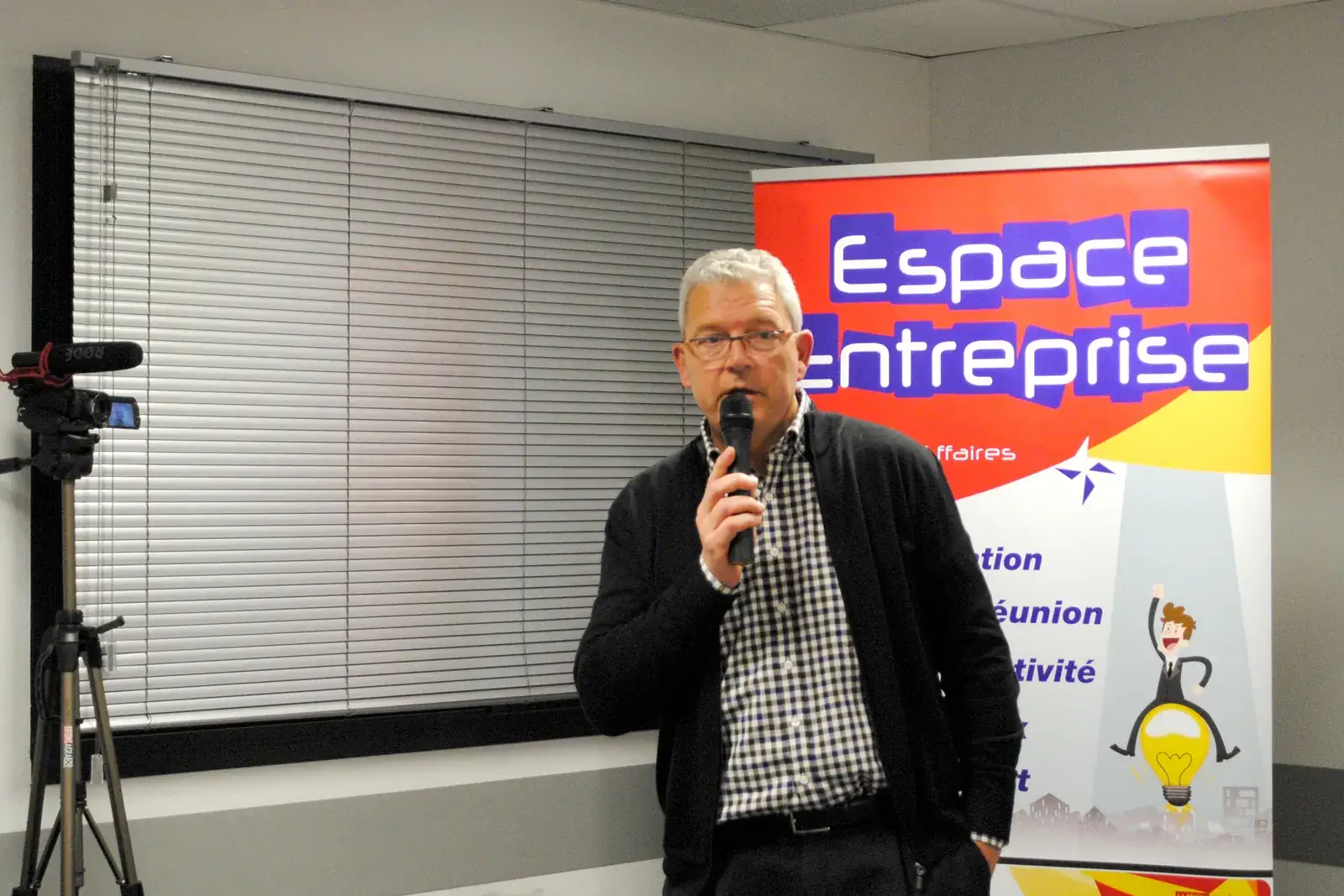 Afterwork Pitch Elevator Club LR janvier 2017 à Montpellier : pitcheur au micro devant les participants
