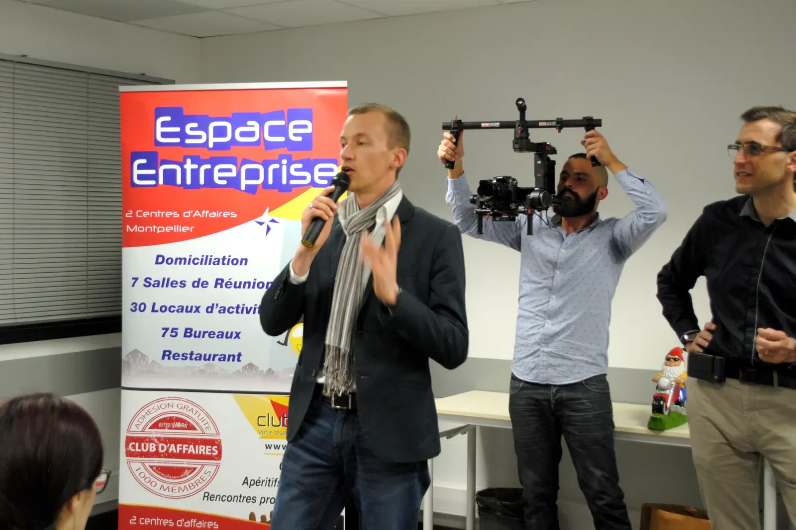 Afterwork Pitch Elevator Club LR janvier 2017 à Montpellier : entrepreneur au micro avec l'animateur pendant son pitch