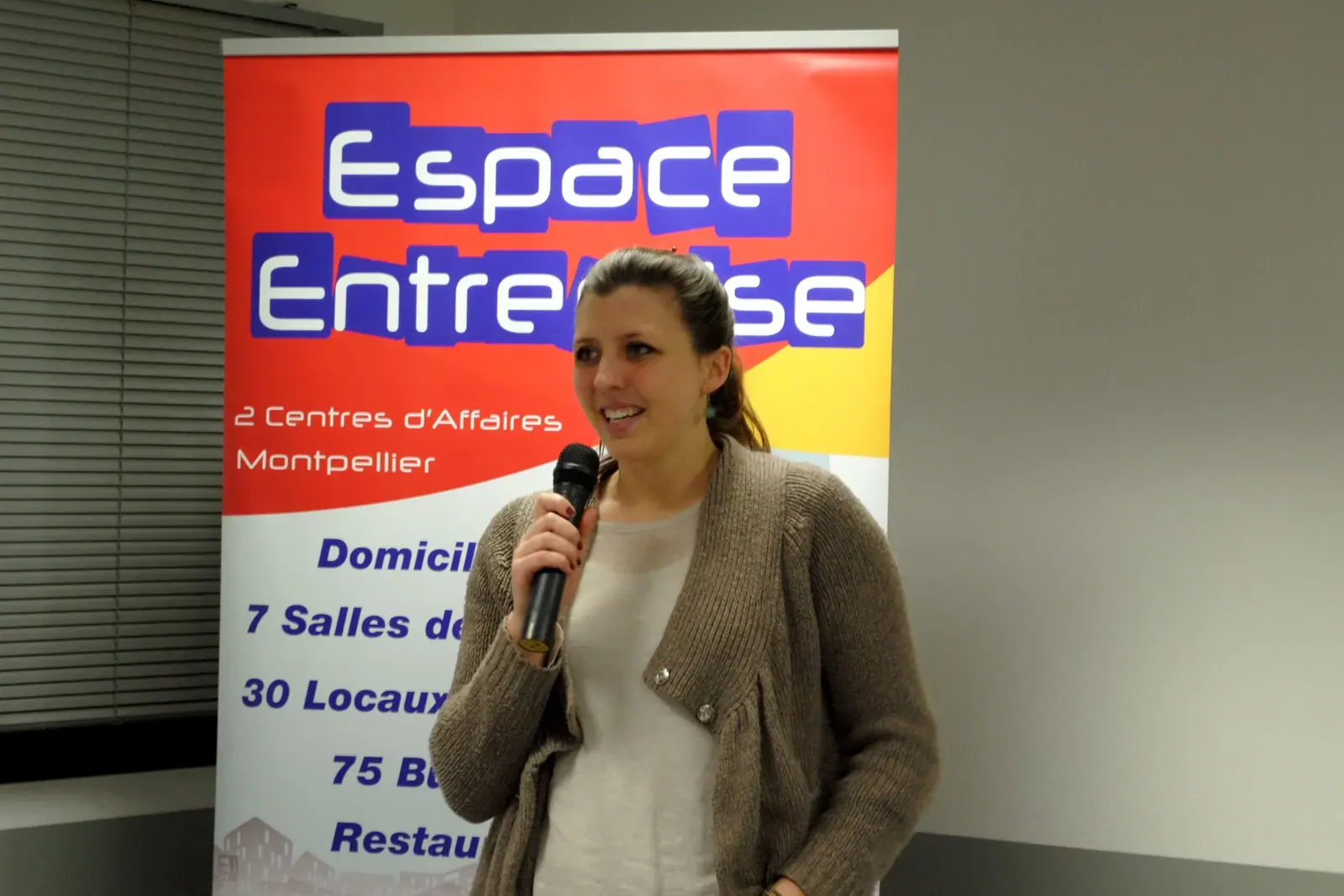 Afterwork Pitch Elevator Club LR janvier 2017 à Montpellier : pitcheur au micro devant les participants