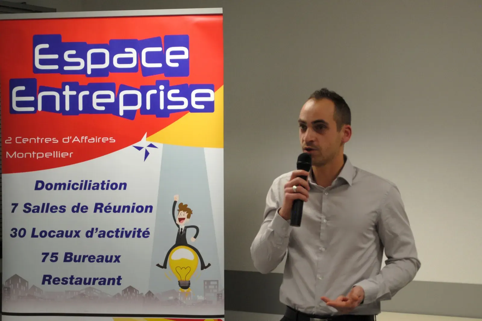 Afterwork Pitch Elevator Club LR janvier 2017 à Montpellier : pitcheur au micro devant les participants