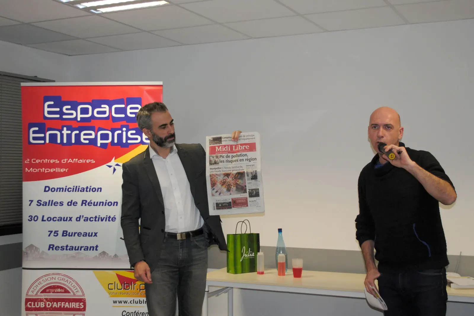 Afterwork Pitch Elevator Club LR janvier 2017 à Montpellier : entrepreneur au micro avec l'animateur pendant son pitch