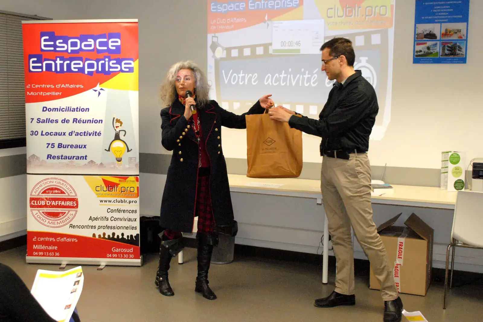 Afterwork Pitch Elevator Club LR janvier 2017 à Montpellier : entrepreneur au micro avec l'animateur pendant son pitch