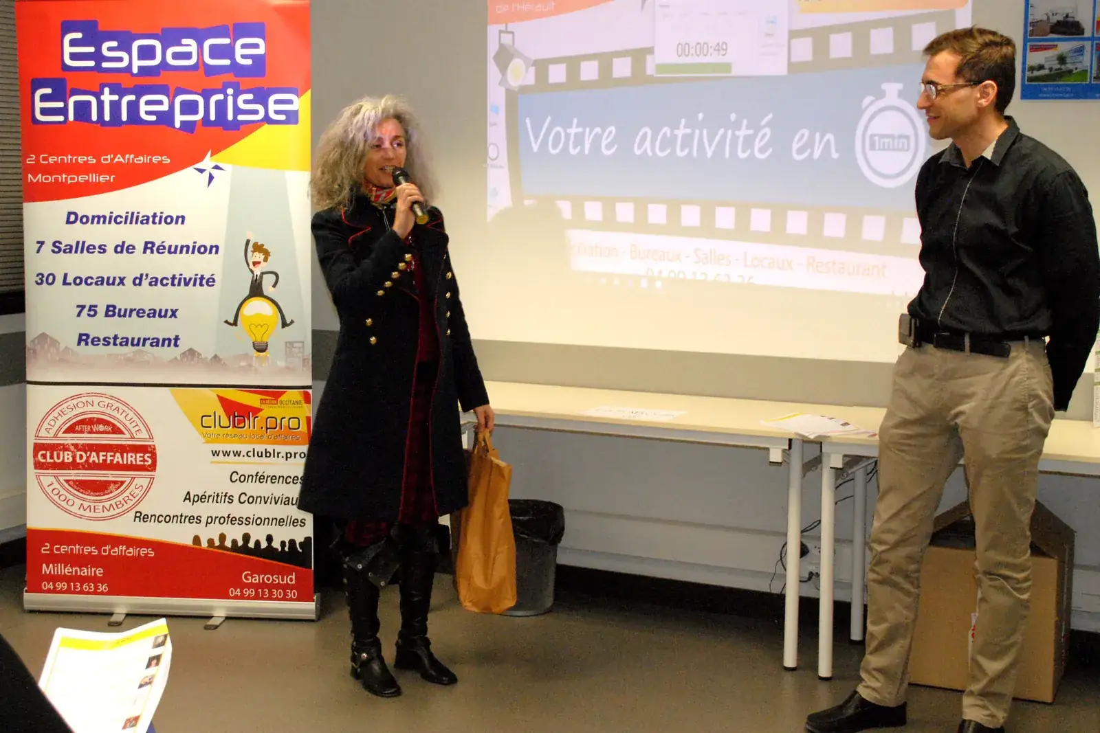 Afterwork Pitch Elevator Club LR janvier 2017 à Montpellier : entrepreneur au micro avec l'animateur pendant son pitch