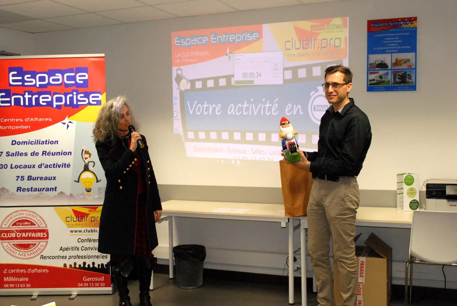 Afterwork Pitch Elevator Club LR janvier 2017 à Montpellier : entrepreneur au micro avec l'animateur pendant son pitch