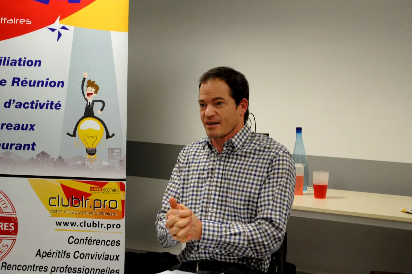 Afterwork Pitch Elevator Club LR janvier 2017 à Montpellier : pitcheur au micro devant les participants