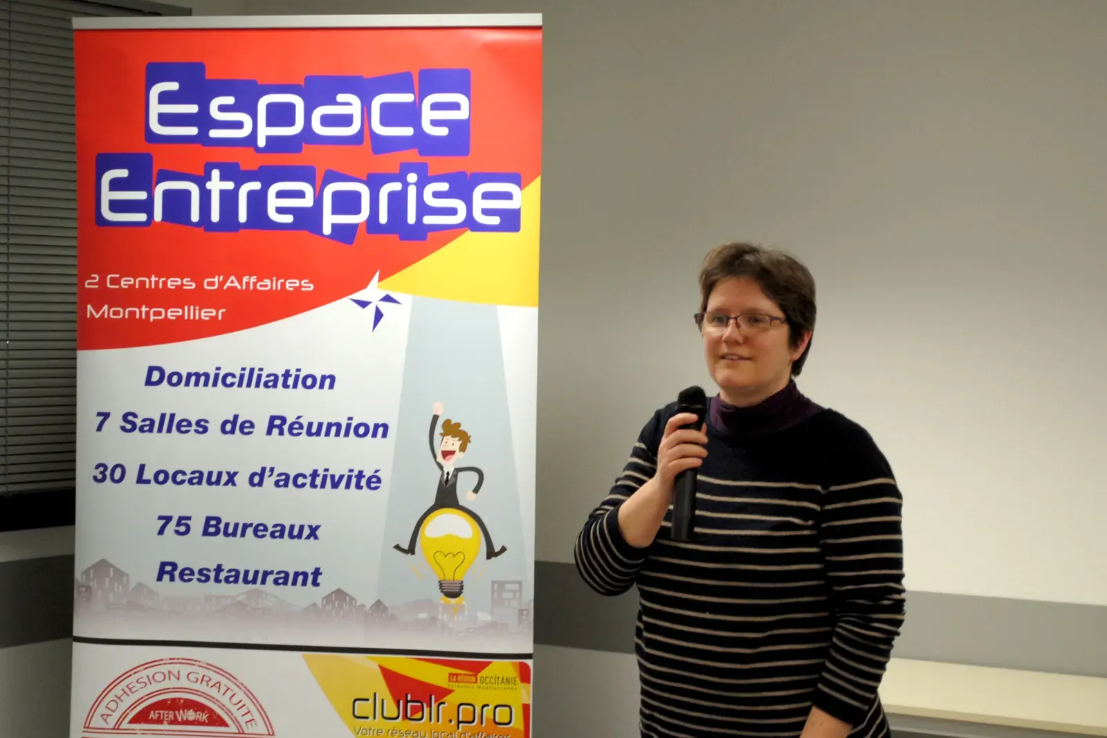 Afterwork Pitch Elevator Club LR janvier 2017 à Montpellier : pitcheur au micro devant les participants