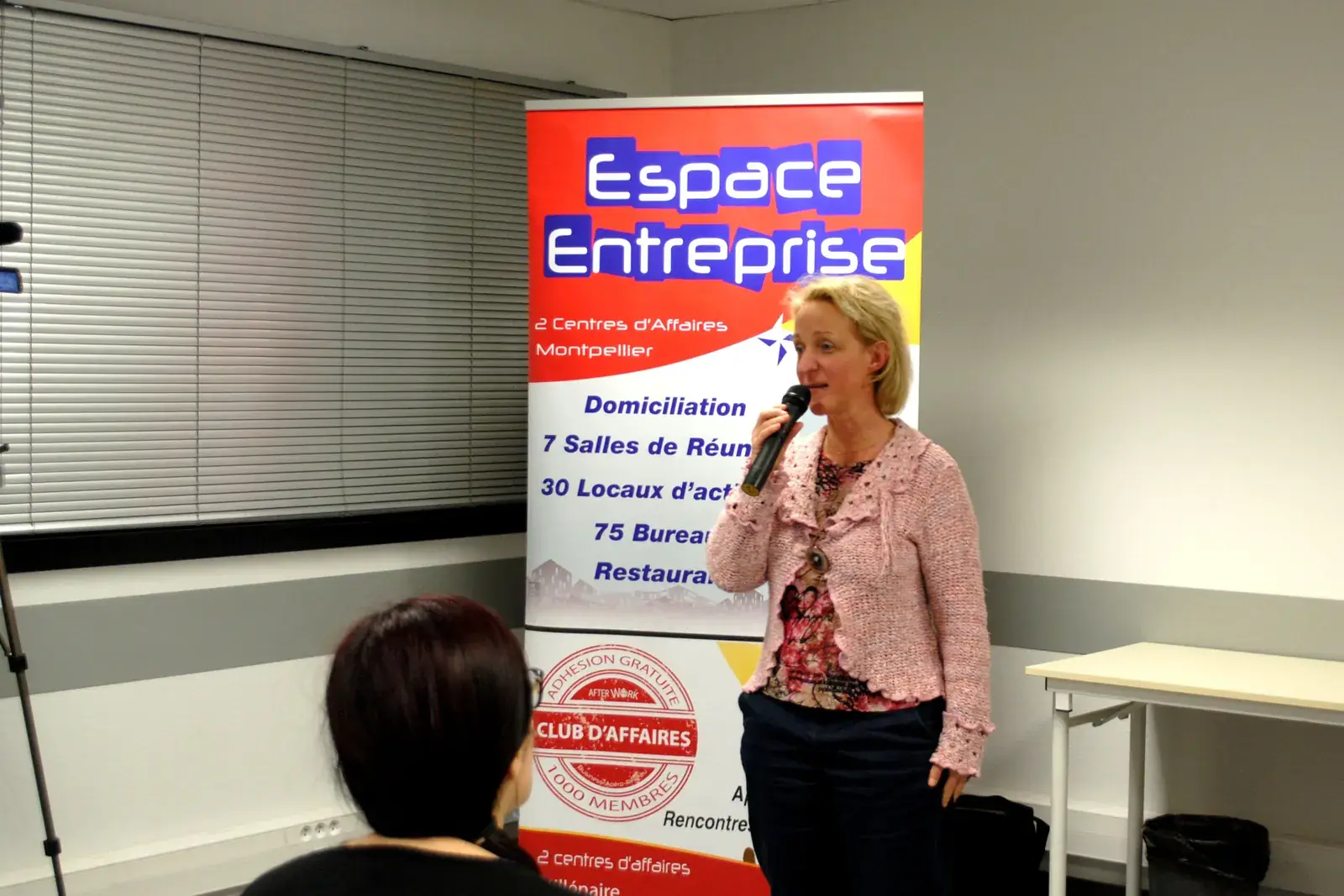 Afterwork Pitch Elevator Club LR janvier 2017 à Montpellier : pitcheur au micro devant les participants
