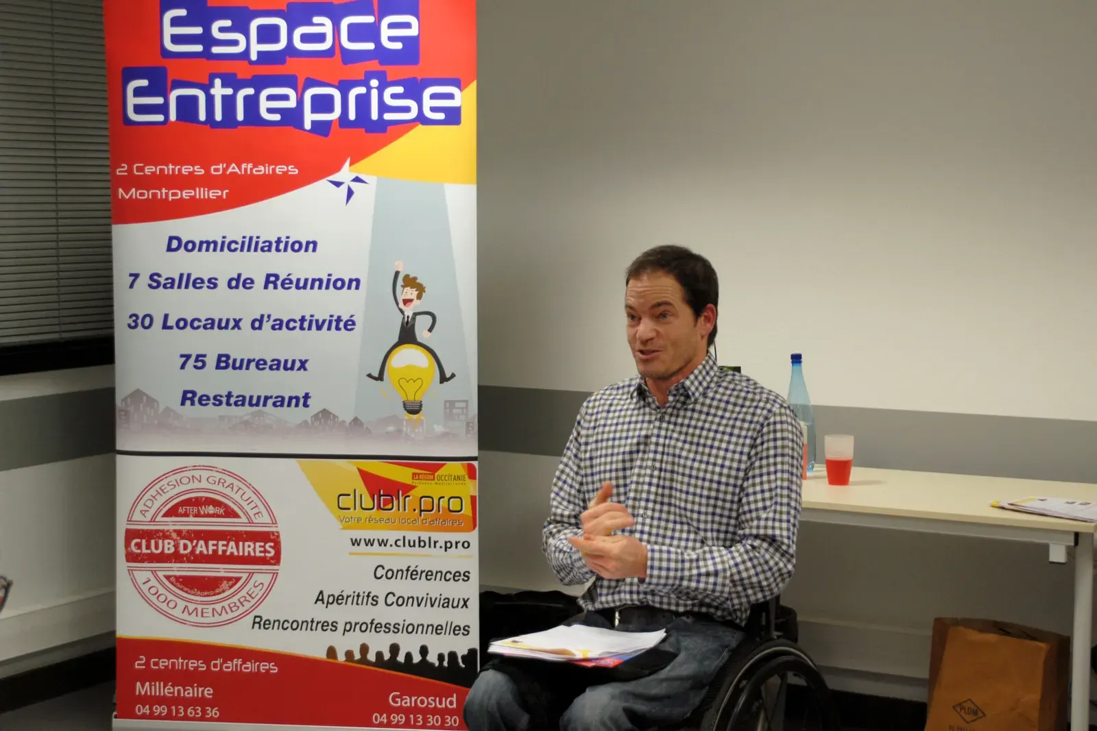 Afterwork Pitch Elevator Club LR janvier 2017 à Montpellier : pitcheur au micro devant les participants
