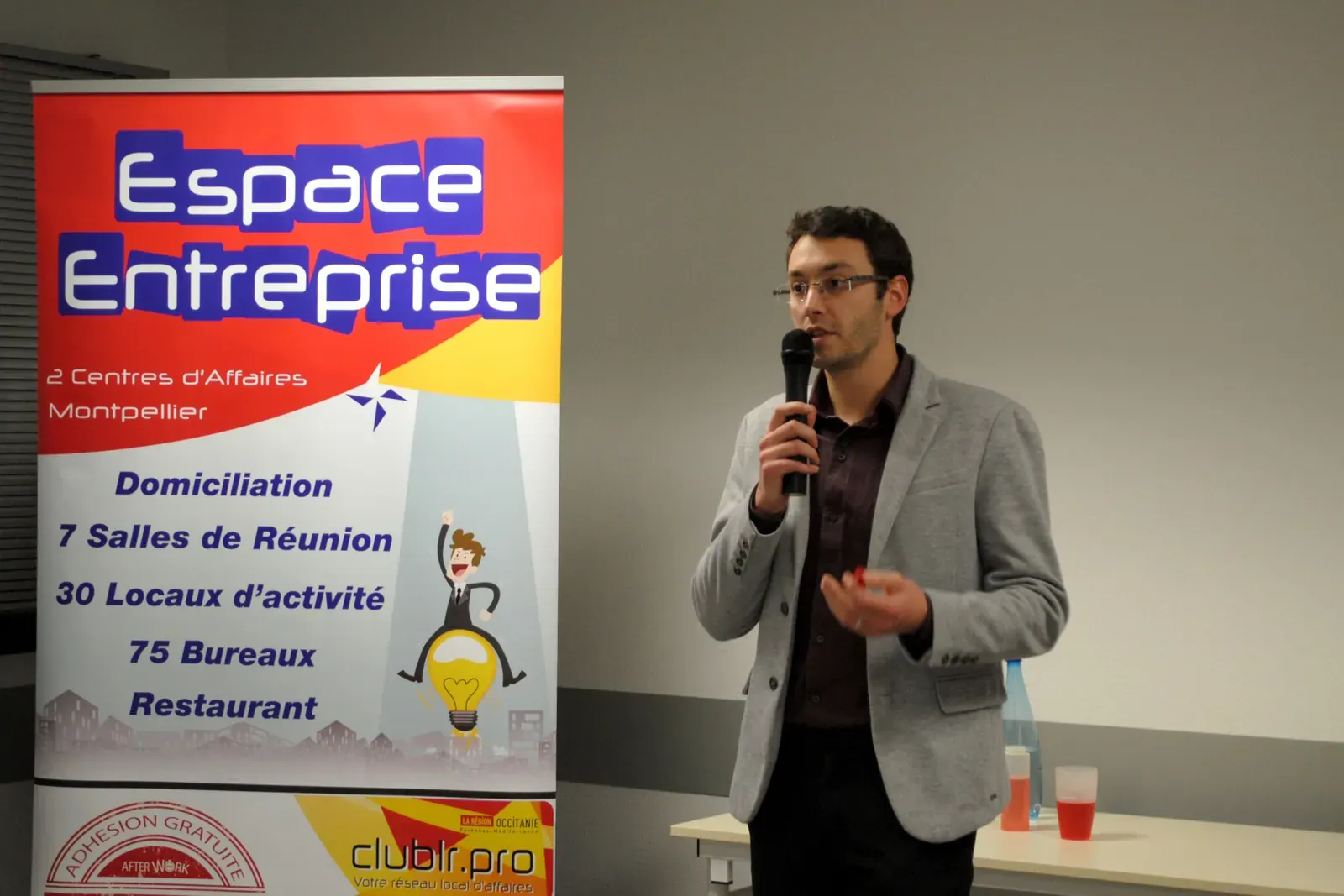 Afterwork Pitch Elevator Club LR janvier 2017 à Montpellier : pitcheur au micro devant les participants