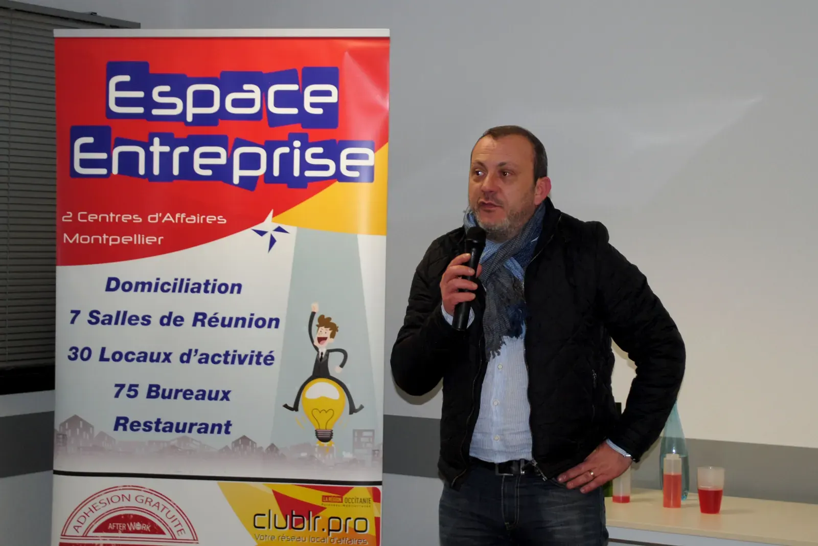 Afterwork Pitch Elevator Club LR janvier 2017 à Montpellier : pitcheur au micro devant les participants