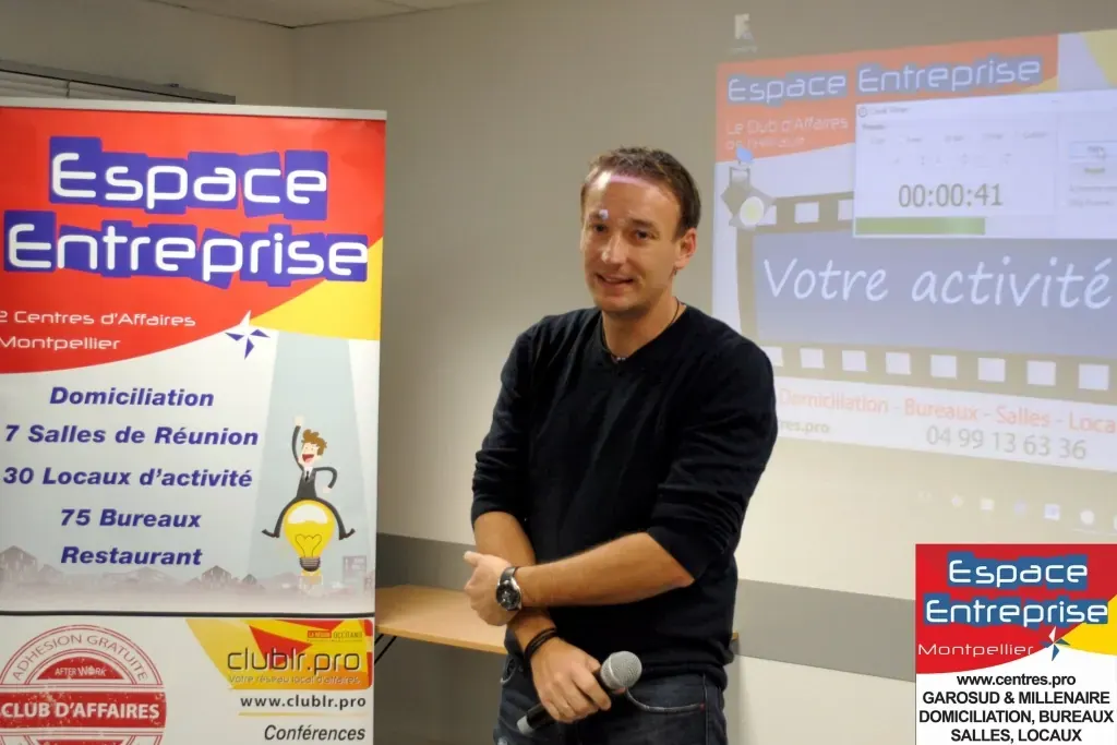 Afterwork Pitch Elevator Club LR février 2017 à Montpellier : pitcheur au micro devant les participants