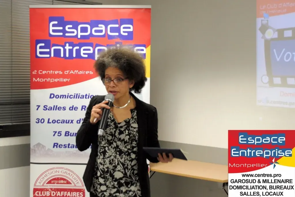 Afterwork Pitch Elevator Club LR février 2017 à Montpellier : pitcheur au micro devant les participants
