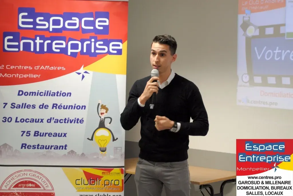 Afterwork Pitch Elevator Club LR février 2017 à Montpellier : pitcheur au micro devant les participants