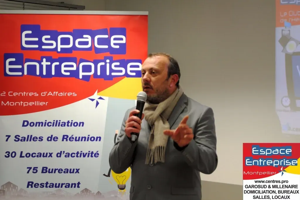 Afterwork Pitch Elevator Club LR février 2017 à Montpellier : pitcheur au micro devant les participants