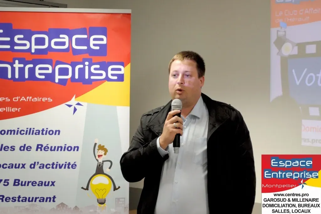Afterwork Pitch Elevator Club LR février 2017 à Montpellier : pitcheur au micro devant les participants